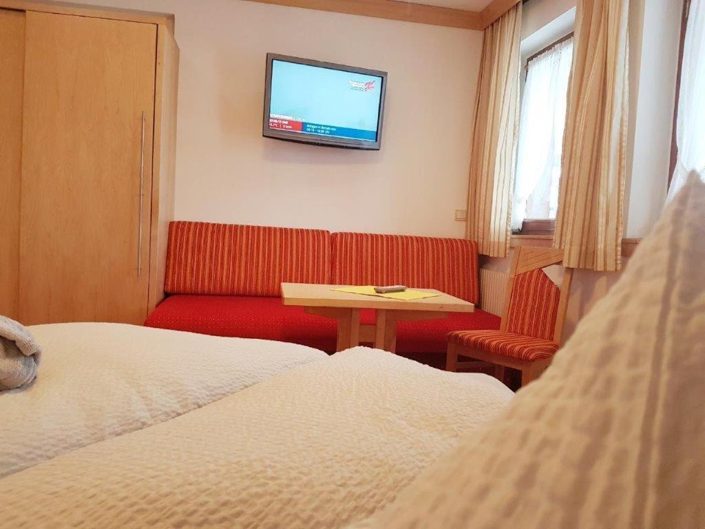 Gaestehaus Dorfbaeckerei Tux Bagian luar foto